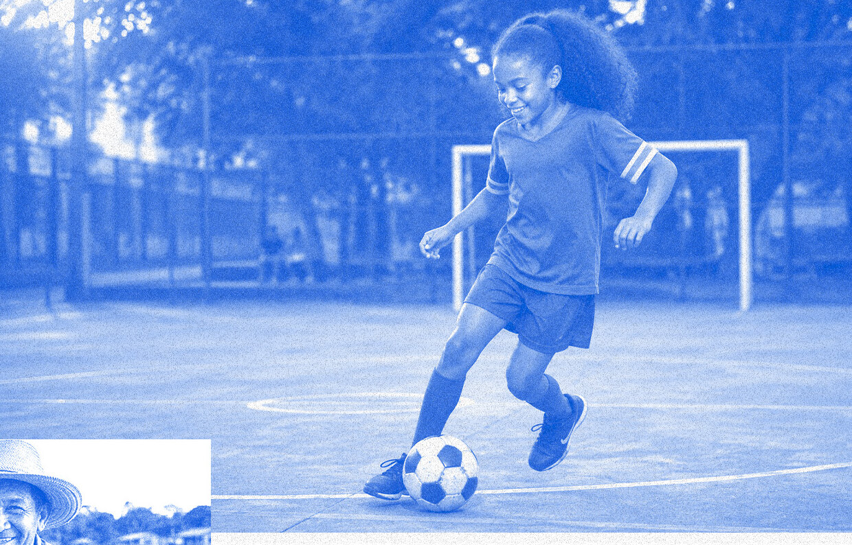 Menina driblando uma bola de futebol em quadra comunitária