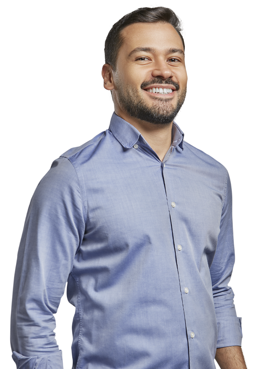 Samuel Viana de camisa social azul, sorrindo